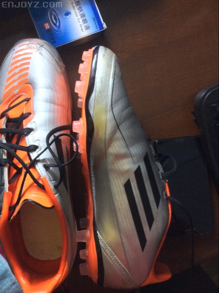 足球鞋磨大脚趾(足球鞋磨大脚趾是什么原因)